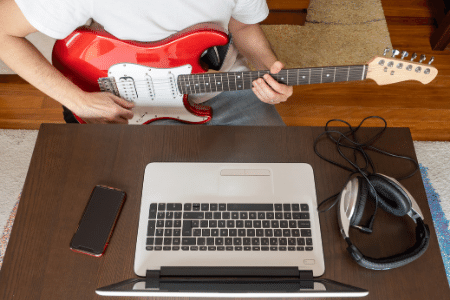 music student in an online guitar course